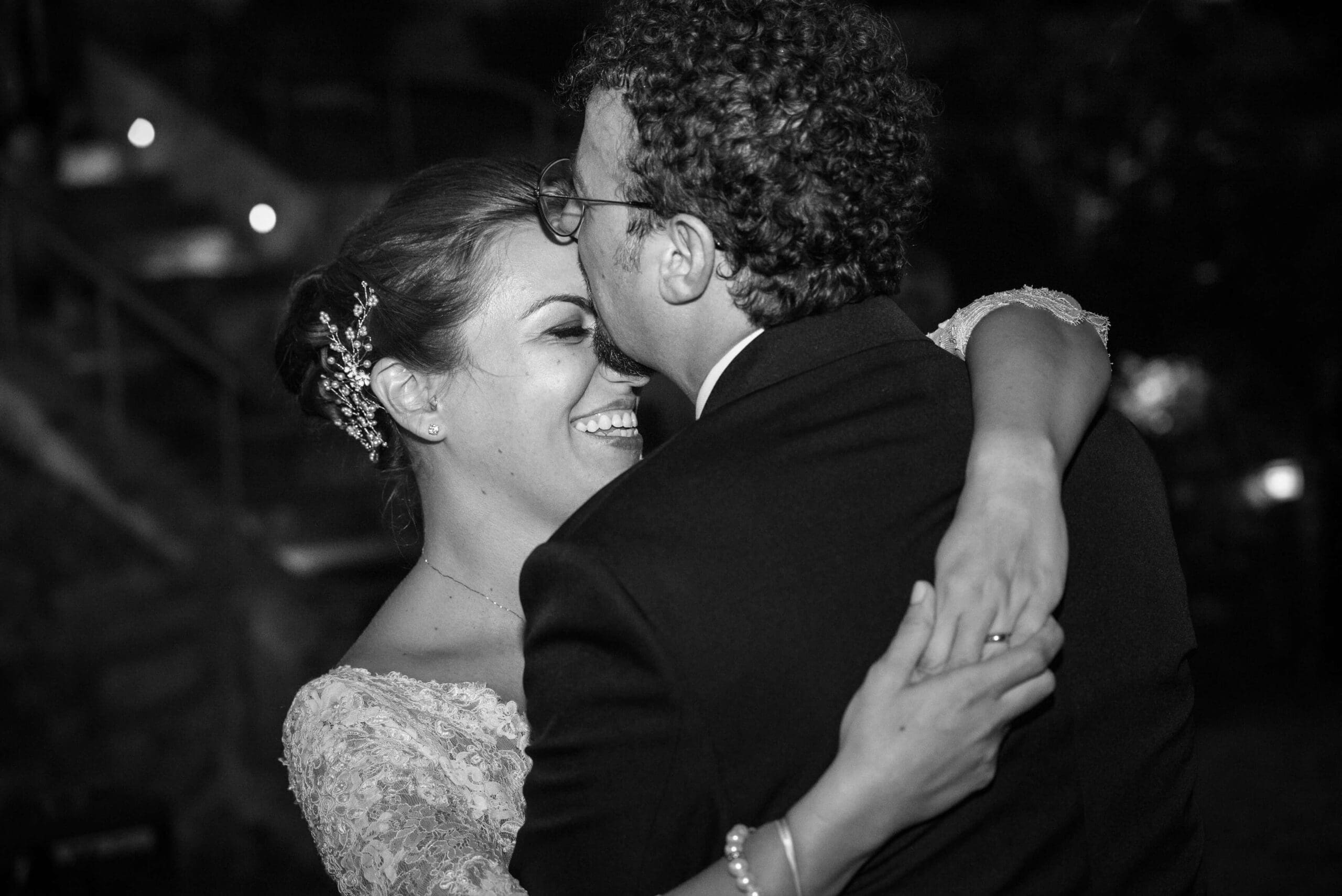 coppia abbraccio spontaneo ricevimento - scegliere fotografo matrimonio Calabria