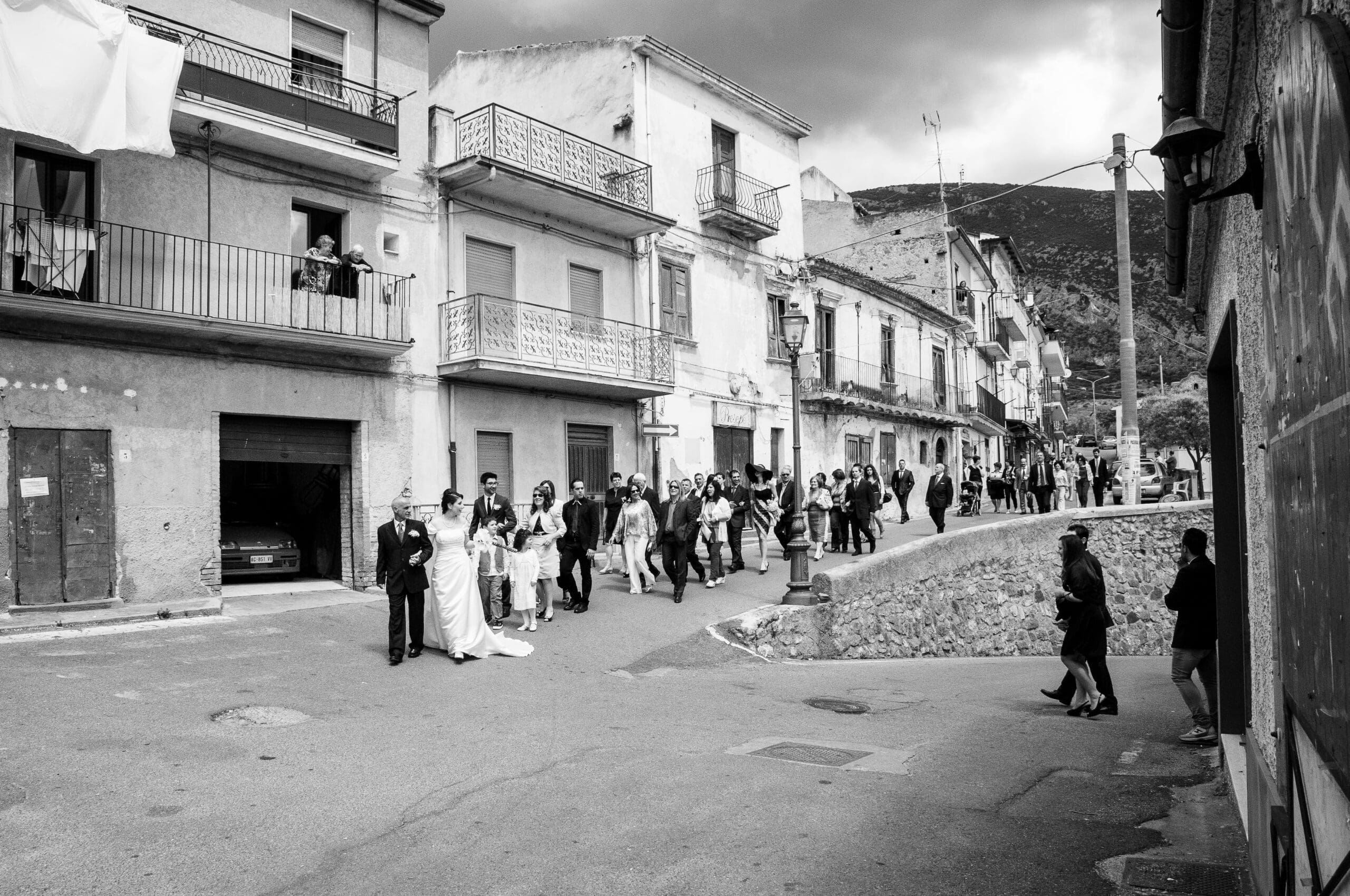 Corteo nuziale per le strade di Francavilla Marittima, Cosenza — reportage di matrimonio in Calabria di Adriano Wedding Memories