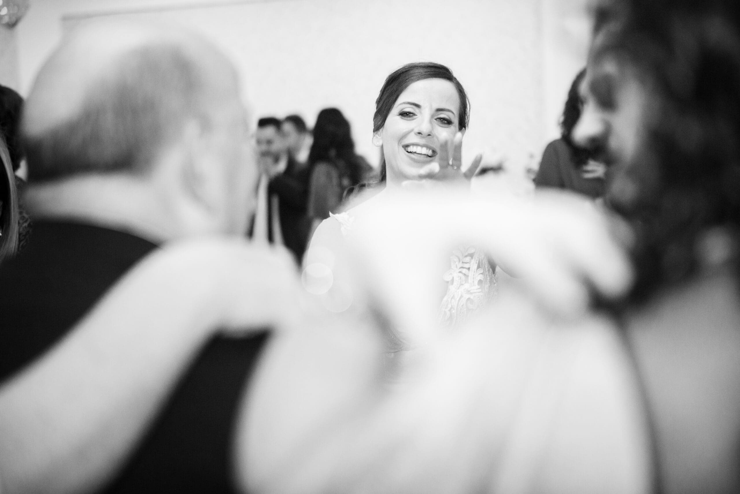 sposa che ride durante il ricevimento - reportage matrimonio in Calabria senza pose 