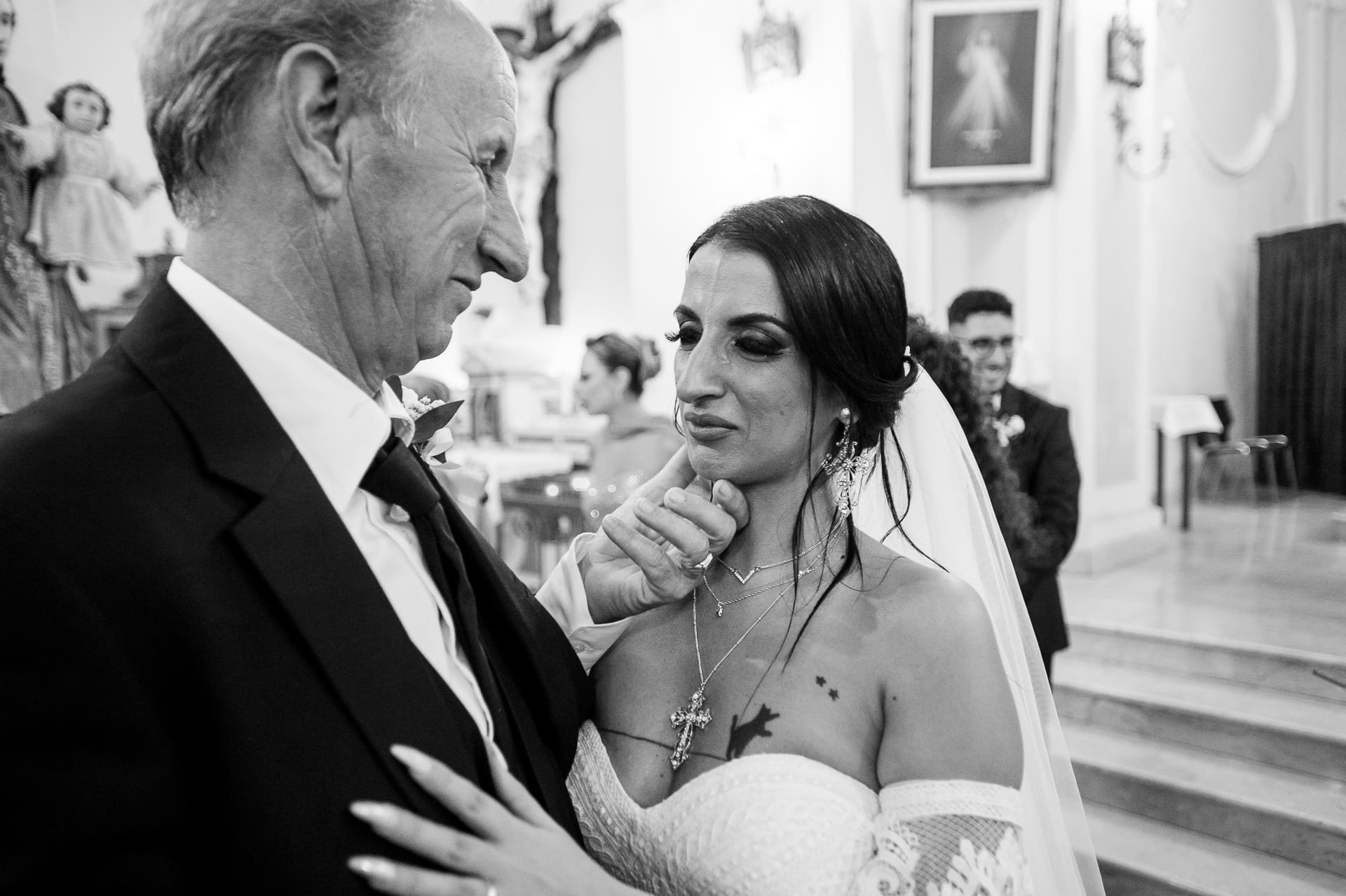reportage di matrimonio autentico - padre e sposa in chiesa durante cerimonia in Calabria