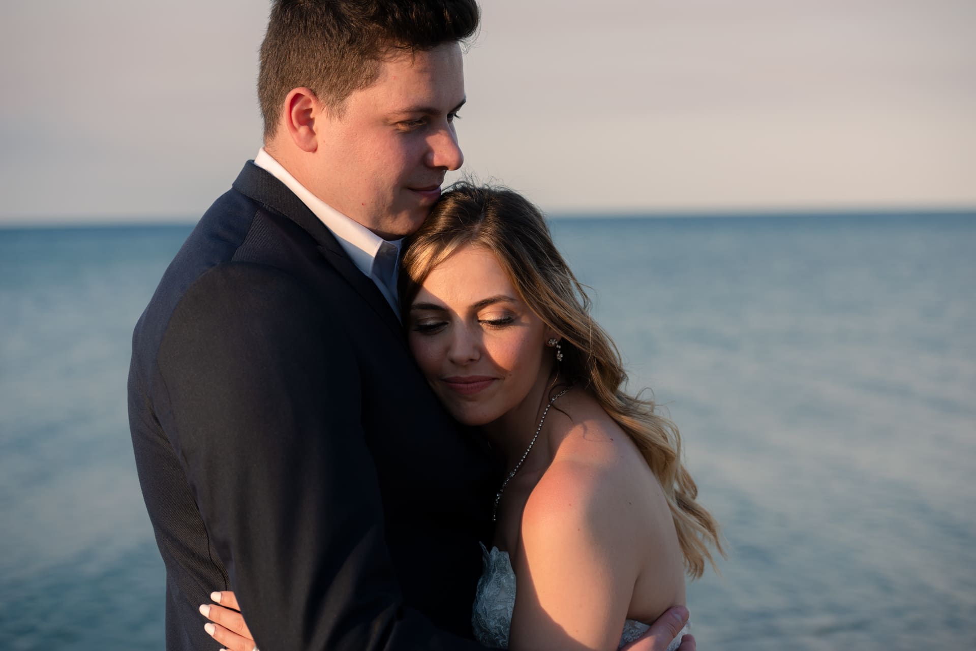 Wedding Performance Syndrome: sposi abbracciati in un momento autentico, reportage di matrimonio non posato