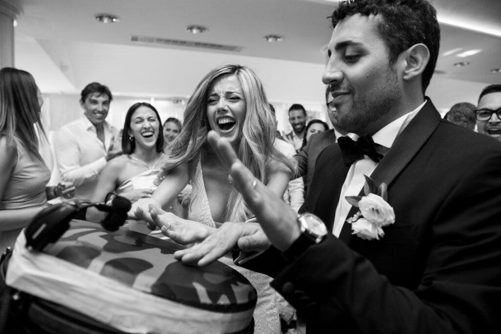 Reportage di matrimonio autentico: sposi che vivono la festa senza recitare per le foto
