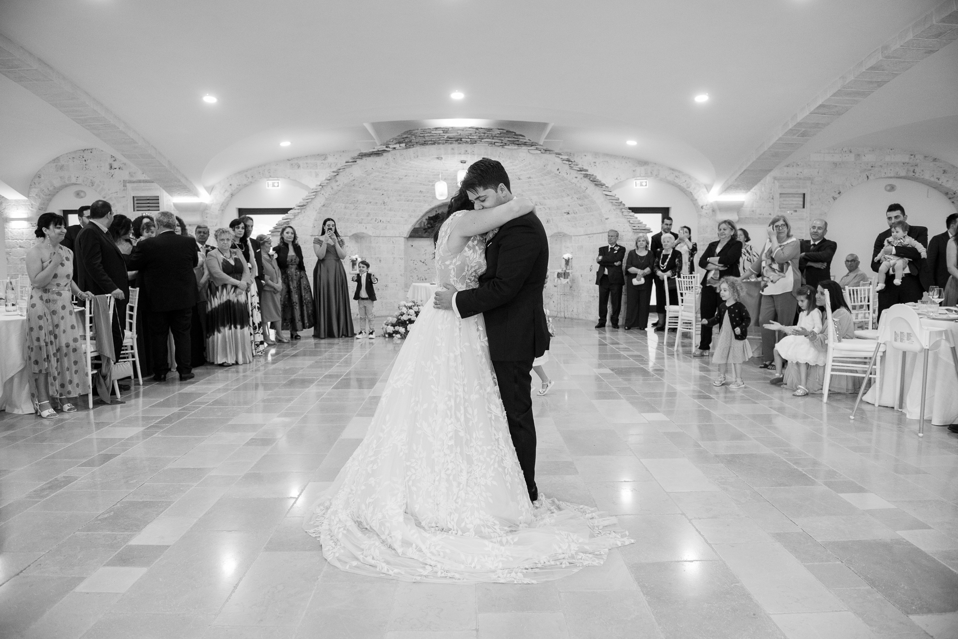 Wedding photographer Calabria — documentary photo of a couple during their first dance