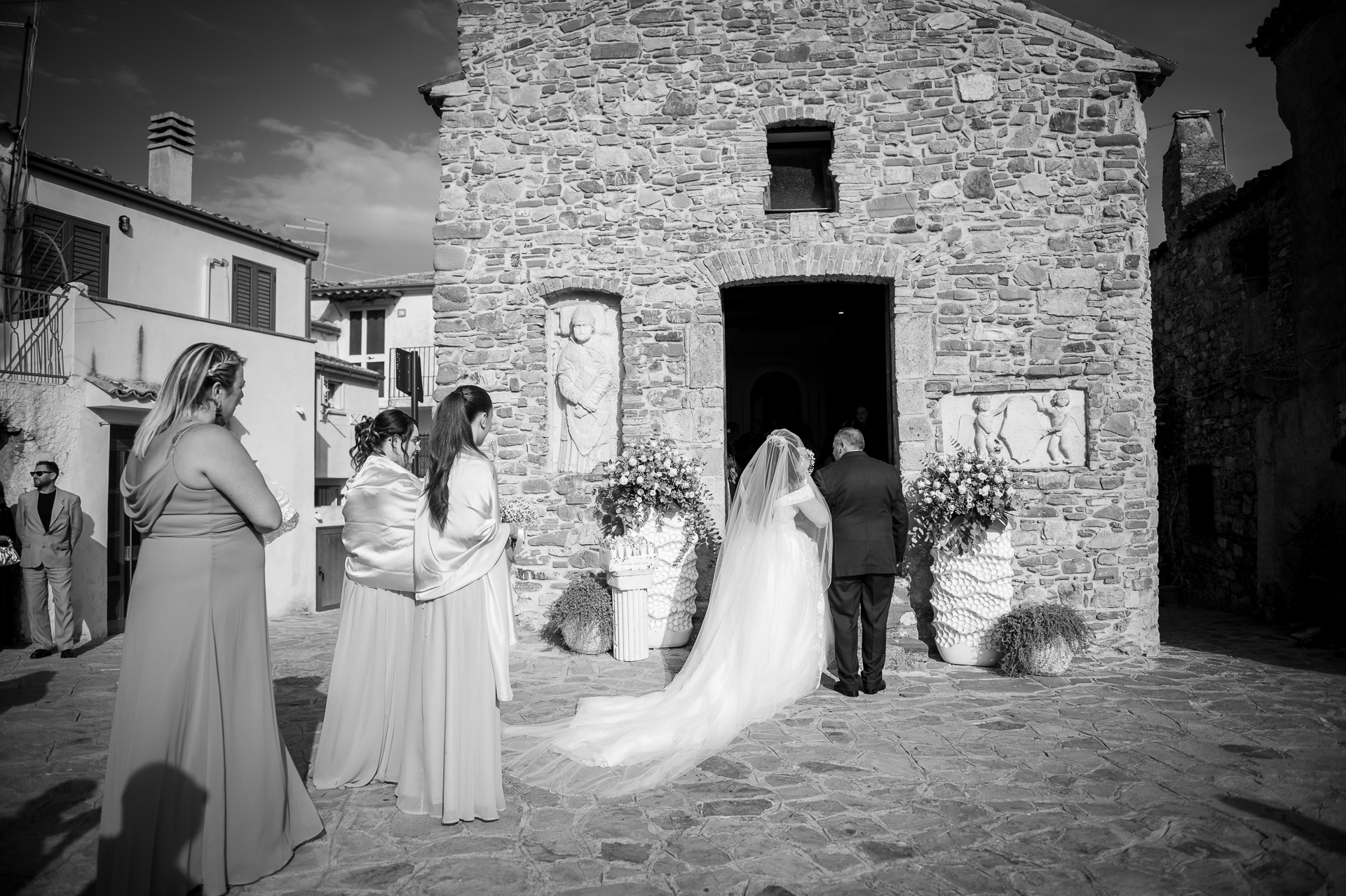 La stessa scena fotografata in orizzontale: si vedono le damigelle e l'intera facciata della chiesa